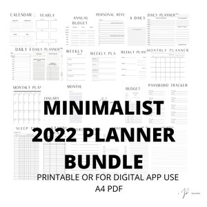 Op de afbeelding: Een zwart-witte printbare plannerbundel voor 2022. De bundel bevat een verscheidenheid aan plannerpagina's, waaronder een jaarlijkse kalender, een dagelijkse planner, een wekelijkse planner, een maandelijkse planner, een budgettracker en een wachtwoordtracker. De tekst "MINIMALIST 2022 PLANNER BUNDLE" staat in grote, vetgedrukte letters in het midden van de afbeelding. De tekst "PRINTABLE OR FOR DIGITAL APP USE A4 PDF" staat onderaan de afbeelding.