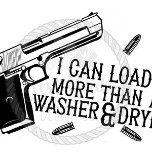 Può includere: Grafica in bianco e nero di una pistola con la scritta "I CAN LOAD MORE THAN A WASHER & DRYER". Diverse proiettili sono sparsi intorno all'arma. Il design è circondato da un bordo a forma di corda.