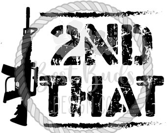 Puede incluir: Diseño gráfico en blanco y negro con un borde de cuerda. El gráfico presenta una silueta de un rifle y el texto "2ND THAT".