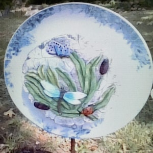 Glas Gartenteller Blume, Yard Art, handgemalte Gartenkunst, Sun Catcher, Upcycled Vintage Glas und Porzellan