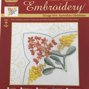 Peut inclure: Un kit de broderie sur toile tracée représentant un motif de fleurs de Noël australiennes. Le kit comprend des instructions complètes pour le coton Anchor. Le motif s'appelle "Noël australien" et porte le numéro 016. Le kit comprend des options pour un centre de table, des napperons, un ensemble de 3 pièces, un chemin de table et une nappe.