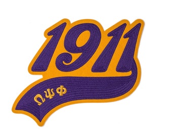 Könnte beinhalten: Lila und gold gestickter Aufnäher mit der Zahl 1911 und den Buchstaben "ΩΨΦ" in einem geschwungenen Banner.