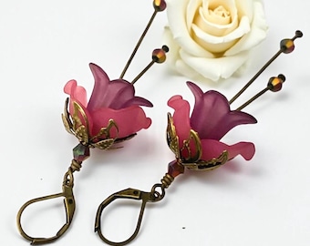 Pendientes florales caprichosos de estilo hada púrpura y rosa, pendientes de flores con cierre de palanca, pendientes cottagecore, pendientes colgantes etéreos
