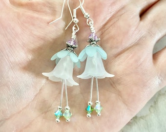 Pendientes de glicinia azul pálido, regalo de cumpleaños para ella, delicados pendientes azules, pendientes femeninos, regalo de joyería etérea