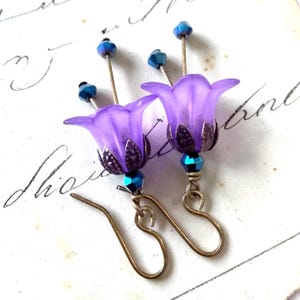 Conjunto de collar y pendientes de flores moradas, conjunto de joyería floral violeta vintage, colgante floral de amatista, pendientes de cristal morado, regalo de cumpleaños