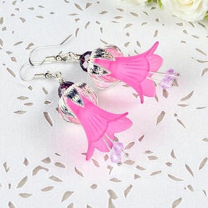 Oorbellen fuchsiabloem, roze oorbellen in gotische stijl, bosrijke boho-oorbellen, Fairycore-oorbellen, op grillige natuur geïnspireerd cadeau