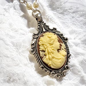 Collar de camafeo con cuentas de estilo vintage, collar de camafeo con perlas ornamentadas, collar de perlas de estilo antiguo, collar romántico