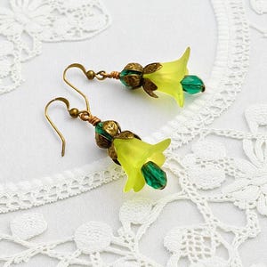 Smaragdgroene kristallen bloemoorbellen, vintage bronzen sprookjesbloemoorbellen, limoenoorbellen, vrouwelijke oorbellen, vintage geïnspireerde hanger