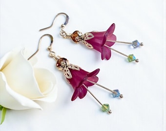 Pendientes de flores de hadas moradas, pendientes colgantes estilo boho, joyería floral hecha a mano, regalo para damas de honor, regalo de cumpleaños para ella.