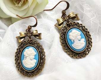 Pendientes de camafeo azul, lazo de latón antiguo, estilo gótico victoriano, camafeo de resina con figura de doncella.
