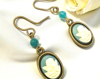 Pendientes pequeños de camafeo, pendientes de camafeo azul pálido, pendientes de ángel, regalo para damas de honor, regalo de cumpleaños caprichoso para ella
