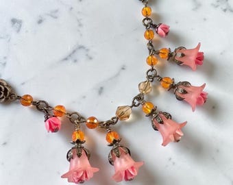 Collar de flor de durazno caprichoso, collar con dije floral vintage, collar de flor de hadas, estilo bohemio