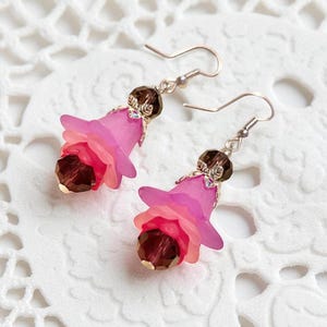Handgemaakte fuchsia bloemenoorbellen, oorbellen in iriserende gotische stijl, amethist kristallen oorbellen, Victoriaanse bloemenoorbellen, vintage cadeau