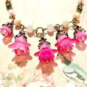 Handgemachte rosa Lucite Blütenkette: Rosenquarz & Tschechisches Glas