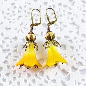 Pendientes vintage de flor amarilla de narciso, pendientes colgantes de lucita y latón, pendientes de perla de bronce antiguo, flores pintadas a mano.