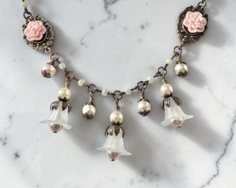 Colar com pingente de pérola branca, colar com flor de lírio-do-vale, colar de fada, colar com pingente de flor de campânula, colar marcante branco