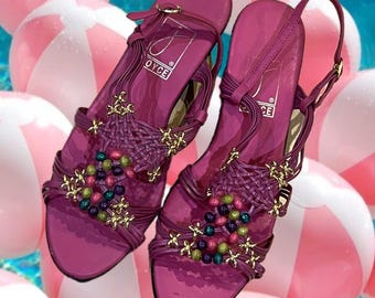 80er Joyce Riemchen-Sandalen mit Kugeln und goldenen Details / helle rosa Farbe / Größe: Vintage 8.5 / leicht abgenutzt / Gummisohle