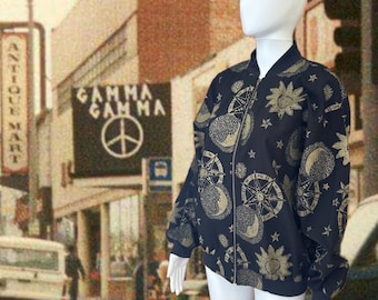 Giacca bomber REGAL anni '80 e '90 • Taglia M/L • Stampa Luna Sole Stella Zodiaco Made in USA • Giacca Goth Cosmic Grunge Hillcrest • Chiusura con zip frontale