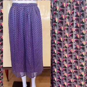 80’s India pattern silk skirt hits just below the knees size 6 waist 26 inches. Gently worn great condition