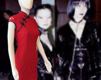 Mini abito elasticizzato in pizzo rosso stile vampiro anni '90 • Abito aderente stile Cheongsam vintage / Goth Club Kid Hollywood Vampire • Collo alto con chiusura a rana • Taglia S