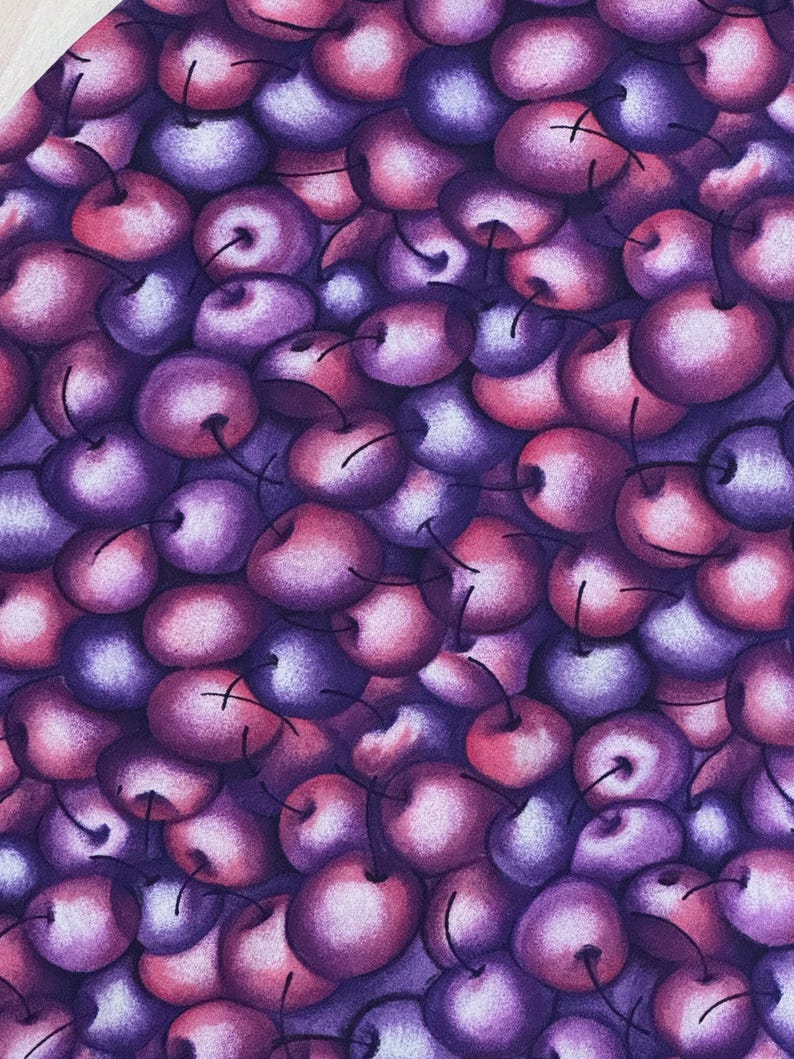 Peut inclure: Gros plan sur un motif de tissu avec une dense composition de cerises. Les cerises sont repr&eacute;sent&eacute;es dans des tons de violet et de rose, avec des tiges sombres. Le design cr&eacute;e un effet visuellement riche et textur&eacute;, adapt&eacute; &agrave; divers projets.