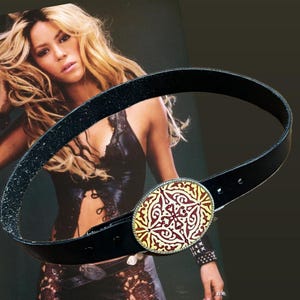 Boucle de ceinture croisée Realness de l&#39;an 2000 avec pierres blingy fabriquée en Espagne, parfait pour la renaissance de la pop star Pièce/taille : la boucle 30-34 est amovible/porte doucement