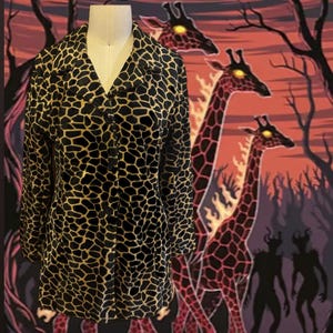 Op de afbeelding: Een jas met lange mouwen met een zwart-beige giraffenprint. De jas is dichtgeknoopt en wordt op een mannequin getoond. De achtergrond toont een surrealistische illustratie van giraffen met gloeiende ogen en een vurige zonsondergang.