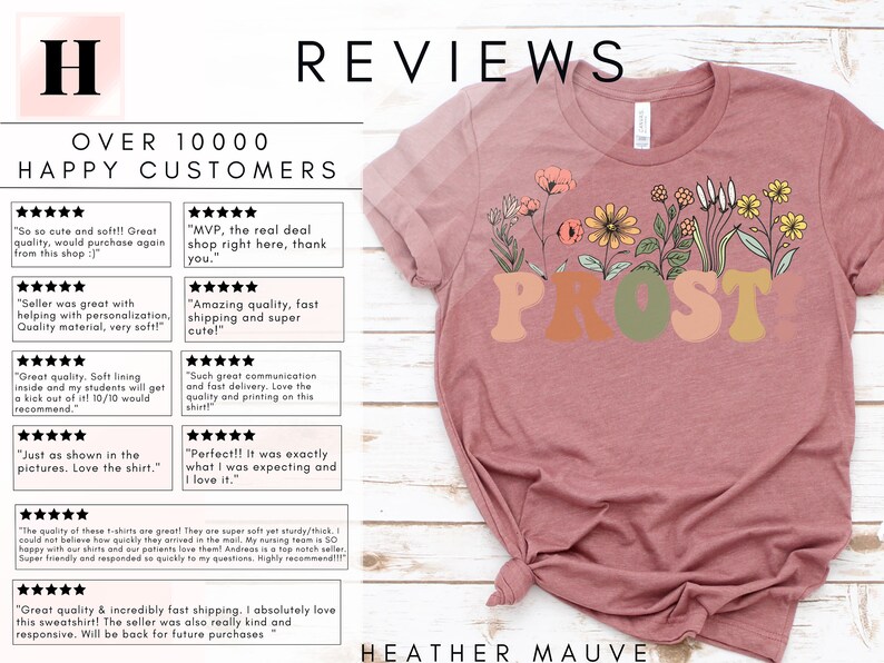 K&ouml;nnte beinhalten: Ein T-Shirt in Heidekraut-Mauve mit einem floralen Design und dem Wort "PROST" in bunten Buchstaben. Das Shirt ist auf einer wei&szlig;en Holzoberfl&auml;che abgebildet. Das Bild enth&auml;lt Kundenbewertungen, die die Qualit&auml;t, den Versand und die Personalisierung des Shops loben.