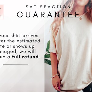 K&ouml;nnte beinhalten: Ein wei&szlig;es T-Shirt mit dem Text "SATISFACTION GUARANTEE" und dem Text "Wenn Ihr Shirt nach dem gesch&auml;tzten Datum ankommt oder besch&auml;digt ist, erstatten wir Ihnen den vollen Kaufpreis." Das Shirt wird von einer Person mit langen blonden Haaren getragen. Der Text "IVORY" ist in der rechten unteren Ecke des Bildes sichtbar.