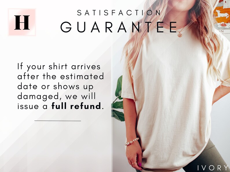 K&ouml;nnte beinhalten: Ein wei&szlig;es T-Shirt mit dem Text "SATISFACTION GUARANTEE" und dem Text "Wenn Ihr Shirt nach dem gesch&auml;tzten Datum ankommt oder besch&auml;digt ist, erstatten wir Ihnen den vollen Kaufpreis." Das Shirt wird von einer Person mit langen blonden Haaren getragen. Der Text "IVORY" ist in der rechten unteren Ecke des Bildes sichtbar.