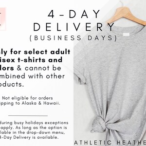 K&ouml;nnte beinhalten: Ein graues T-Shirt auf einem Kleiderb&uuml;gel mit dem Text "4-DAY DELIVERY (BUSINESS DAYS)" und "Only for select adult unisex t-shirts and colors & cannot be combined with other products." Der Text "ATHLETIC HEATHER" befindet sich am unteren Rand des Bildes.