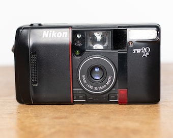 フィルムカメラ Nikon TW20 AF。35 mm フィルムカメラ Nikon