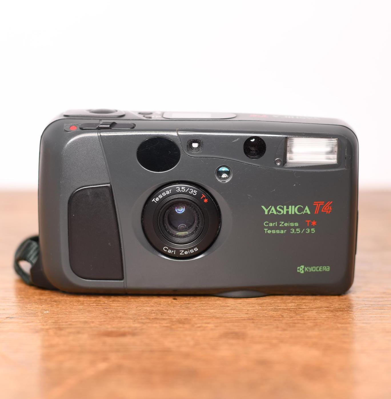 Yashica T4 Safari - Limited Edition - Kyocera Slim T - Point Yashica T4 Safari - Limited Edition - Kyocera Slim T - Point