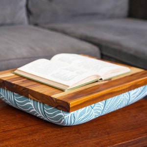 Escritorio acolchado para regazo "Manoa": hecho a medida, elección de madera y tinte: regalo para escritores, artistas, estudiantes, profesores y trabajadores remotos