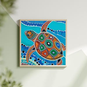 Puede incluir: Una pintura abstracta colorida de una tortuga marina nadando en agua azul. El caparazón de la tortuga está decorado con formas geométricas naranjas, verdes y azules.
