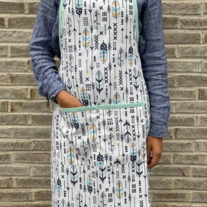 Unique Apron for Adults-Free Spirit Arrow Design-Apron for Cooking- 100 % Cotton - Apron with Pocket-Adjustable Neck Strap Mother’s Day gift