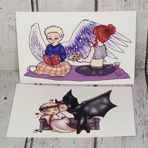 Impresión de postal en blanco y negro de 4 x 6 con alas, pintura de doble cara, estrellas, disfraz de murciélago, beso de ballet, arte chibi lindo