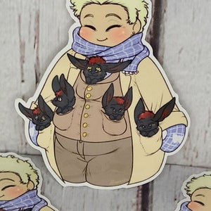 Pode incluir: Um adesivo de desenho animado de uma pessoa com cabelo loiro vestindo um casaco bege, uma echarpe azul e um colete marrom com quatro criaturas pretas e vermelhas nos bolsos.