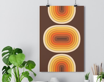 Peut inclure: Une impression de style rétro avec trois cercles concentriques dans un dégradé de couleurs orange, jaune et marron sur un fond marron.