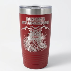 Op de afbeelding: Een rode geïsoleerde beker met een zilveren deksel. De beker heeft de tekst "Dustin's ATV Adventures" boven een ATV-afbeelding met bandensporen en bergsilhouetten.