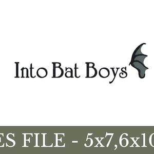 Może przedstawiać: Wzór haftu w czerni i bieli z tekstem "Into Bat Boys" i grafiką czarnego skrzydła nietoperza. Plik PES - 5x7, 6x10.