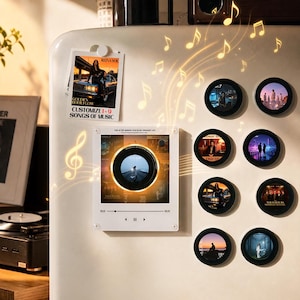 Puede incluir: Una colección de imanes de nevera personalizados con temática musical, que incluye una placa acrílica cuadrada con un disco central y siete imanes circulares más pequeños, cada uno con portadas de álbumes y gráficos de notas musicales brillantes.