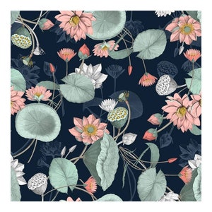 Könnte beinhalten: Ein nahtloses Muster mit rosa und weißen Seerosen, grünen Seerosenblättern und Samenkapseln auf dunkelblauem Hintergrund.