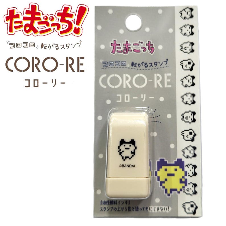 Puede incluir: Un sello Coro-Re de color crema con un dise&ntilde;o de personaje pixelado. El sello est&aacute; empaquetado en una tarjeta gris con texto y gr&aacute;ficos japoneses, incluido el logotipo de Tamagotchi. El sello es de Bandai.