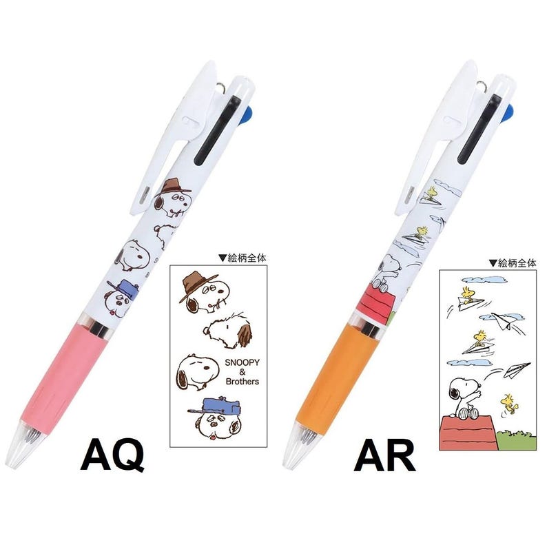 Puede incluir: Dos bol&iacute;grafos multicolores con tem&aacute;tica de Snoopy. Un bol&iacute;grafo tiene un agarre rosa e ilustraciones de Snoopy con el texto "SNOOPY & Brothers" y "AQ". El otro bol&iacute;grafo tiene un agarre naranja e ilustraciones de Snoopy y Woodstock con el texto "AR".