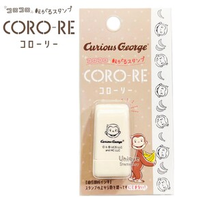 Puede incluir: Un sello Coro-Re de Curious George en un paquete. El sello es blanco con un gr&aacute;fico de Curious George. El embalaje incluye el texto "CORO-RE" y "Curious George". El sello est&aacute; dise&ntilde;ado para papeler&iacute;a &uacute;nica.