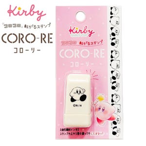 Puede incluir: Un sello blanco de Kirby con un dise&ntilde;o del personaje Kirby en blanco y negro. El sello est&aacute; empaquetado en una tarjeta rosa con el texto "Kirby" y "CORO-RE". La tarjeta presenta un borde repetitivo del personaje Kirby.