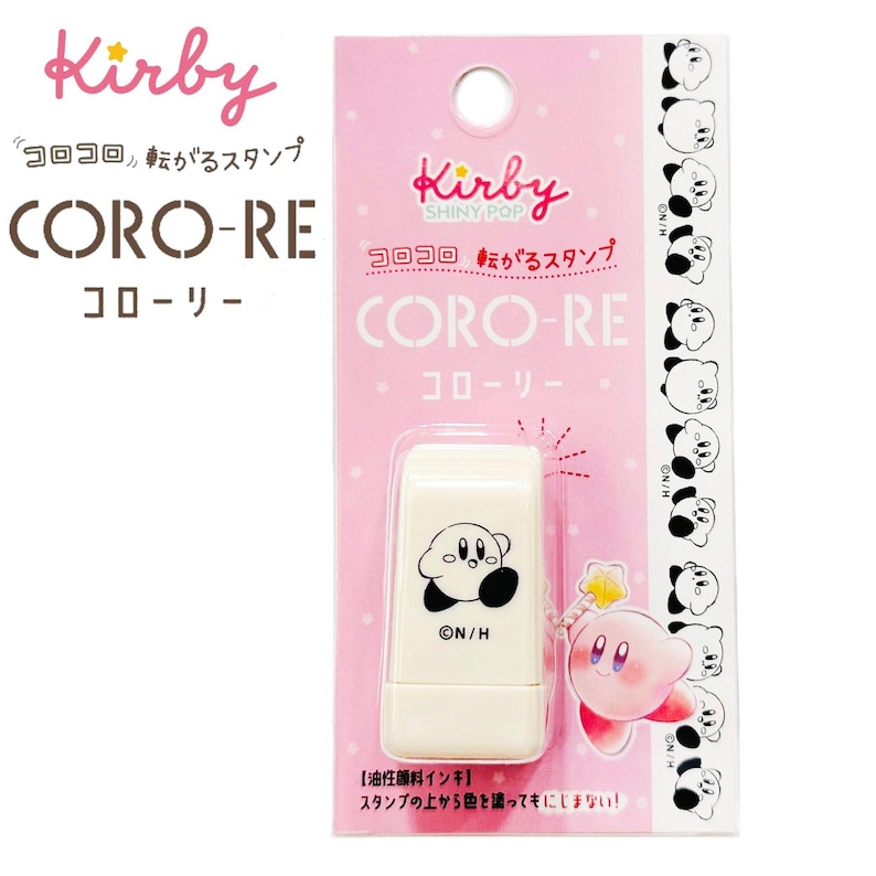 Puede incluir: Un sello blanco de Kirby con un dise&ntilde;o del personaje Kirby en blanco y negro. El sello est&aacute; empaquetado en una tarjeta rosa con el texto "Kirby" y "CORO-RE". La tarjeta presenta un borde repetitivo del personaje Kirby.
