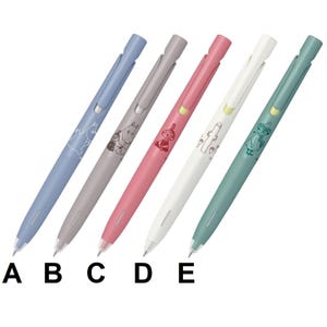 以下が含まれることがあります： 漫画のキャラクターデザインが施された、5色のカラフルなペン。 ペンの色は、青、グレー、ピンク、白、緑です。 各ペンには異なるキャラクターのイラストが描かれています。 A、B、C、D、Eの文字が下部に印刷されています。