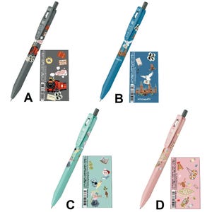 Peut inclure: Quatre stylos colorés avec un emballage thématique assorti. Les stylos sont gris, bleu, vert d'eau et rose, chacun avec une pointe de 0,5 mm. L'emballage présente des illustrations d'un train, Poudlard, de voyages et de Honeydukes.